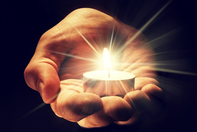 hand_white_candle_640x428